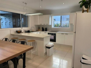 Miami's Family Getaway Sleeps 10, Pool, Patio, Walk to North Burleigh Beach & Shops Surfers Paradise